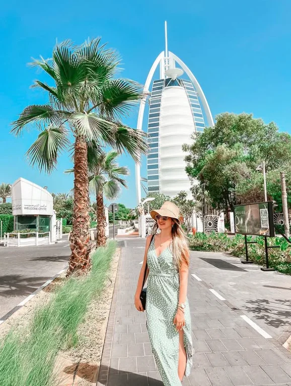 Jéssica em Dubai, em frente ao Burj Al Arab